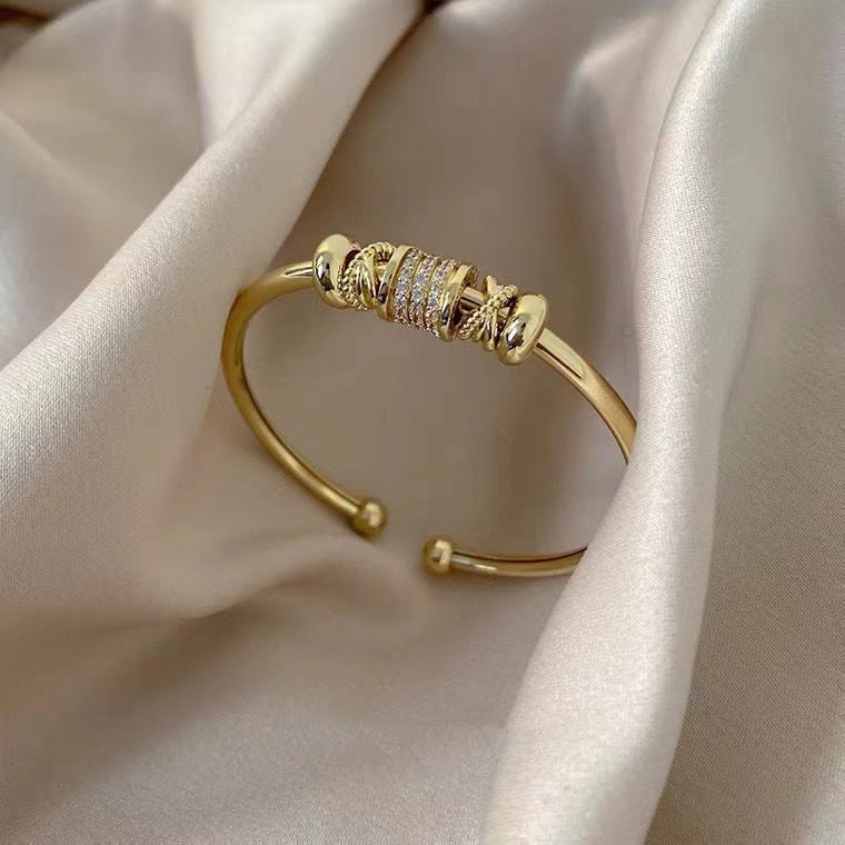 Open-Waist Gold Bracelet